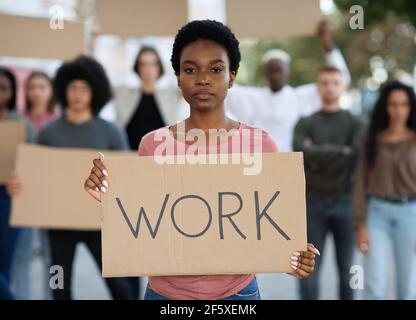 Gruppo multirazziale di persone che protestano contro il blocco Foto Stock