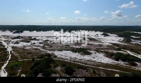 mata de sao joao, bahia / brasile - octuber 2, 2020: Veduta aerea delle dune nel distretto di Santo Antonio nel comune di Mata de Sao Joao. Foto Stock