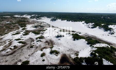 mata de sao joao, bahia / brasile - octuber 2, 2020: Veduta aerea delle dune nel distretto di Santo Antonio nel comune di Mata de Sao Joao. Foto Stock