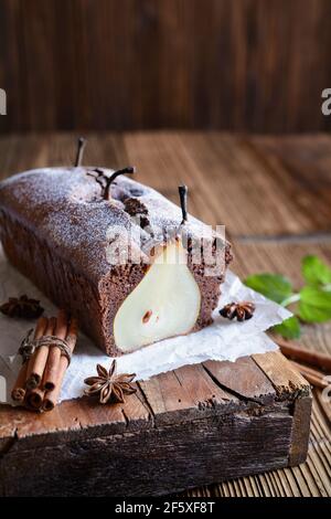 Deliziosa torta di pane di pan di zenzero al cioccolato con pere in camicia Foto Stock