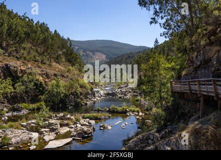 Rio Paiva paesaggio, visto in Passadiços do Paiva, Arouca, Portogallo. Foto Stock