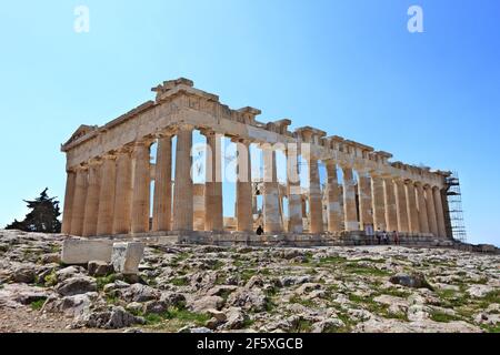 Il Partenone, il più emblematico tempio antico di Atene, in Grecia, simbolo di cultura e democrazia in tutto il mondo. Foto Stock