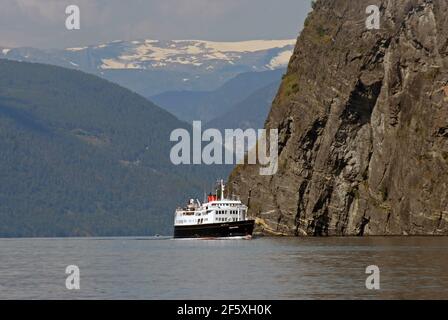 PRINCIPESSA EBRIDEA crociera AURLANDSJORD approacing il grazioso villaggio di UNDREDAL, NORVEGIA Foto Stock