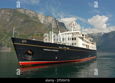 PRINCIPESSA EBRIDEA crociera AURLANDSJORD approacing il grazioso villaggio di UNDREDAL, NORVEGIA Foto Stock