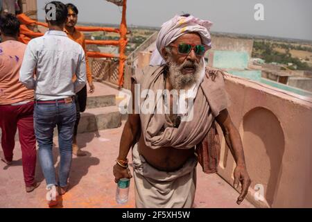 Bella baba a piedi nel tempio di Nandgaon Foto Stock