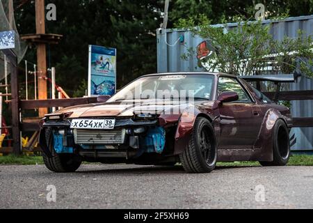 Mosca, Russia - 06 luglio 2019: Sintonizzato Nissan 240SX. Speciale auto da deriva professionale con impanatura. Parcheggiato vicino all'autodromo. Paraurti anteriore staccato per la formazione. Foto Stock