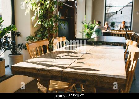 Tavoli e sedie in legno vuoti. Interni rustici. Foto Stock