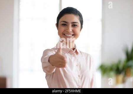 Ritratto di sorridente imprenditrice indiana saluto con il cliente Foto Stock