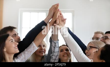 Primo piano di colleghi molto contenti impegnati in attività di teambuilding Foto Stock