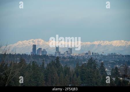 Skyline di Seattle con le Olympic Mountains sullo sfondo al mattino. Foto Stock