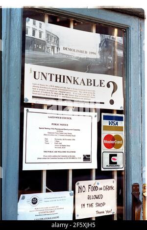 Un poster nella finestra di Goddard's Pie Shop in greenwich allertando i propri clienti sui pericoli del re-sviluppo A Greenwich Goddard's è la seconda torta più antica e la mash Fai acquisti a Londra ed è minacciato dal re sviluppo Foto Stock