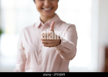 Primo piano di donna mostrare pollice su consigliare il servizio Foto Stock