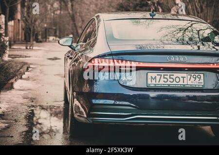 Mosca. Russia - 16 gennaio 2020: Audi A7 Sportback Ocean GT 1 di 111 UN'auto premium di colore viola si erge nella vista posteriore della strada Foto Stock