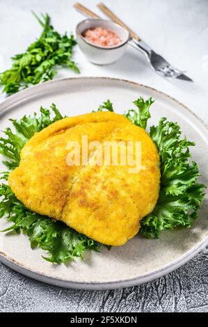 Weiner Schnitzel tedesco impanato. Sfondo grigio. Vista dall'alto Foto Stock