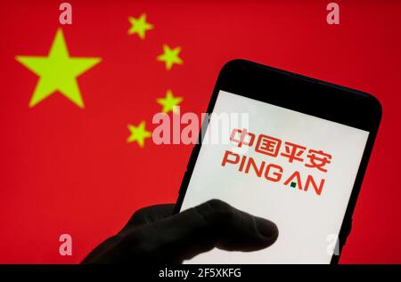 Cina. 27 Marzo 2021. In questa illustrazione fotografica il logo cinese di un conglomerato di tenuta Ping An Insurance visto su un dispositivo mobile Android con bandiera della Repubblica popolare Cinese sullo sfondo. Credit: Budrul Chukrut/SOPA Images/ZUMA Wire/Alamy Live News Foto Stock