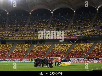 Prima della partita, i giocatori della nazionale tedesca e la squadra degli undici rumeni si trovano all'inno nazionale. Qualificazione GES/Football/World Cup: Romania - Germania, 28 marzo 2021 Calcio/Calcio: Campionato del mondo di qualificazione match: Romania vs Germania, Bucarest, Romania, 28 marzo 2021 | usage worldwide Foto Stock