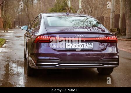 Mosca. Russia - 16 gennaio 2020: Audi A7 Sportback Ultra Nova GT 1 di 111 UN'auto premium di colore viola si erge nella vista posteriore della strada Foto Stock