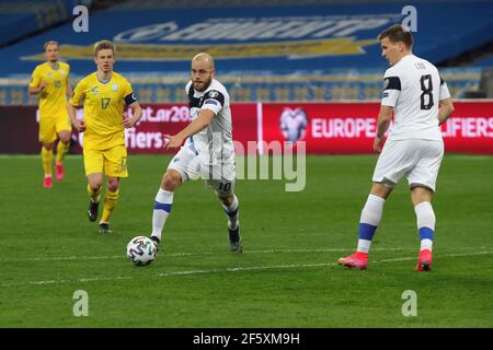 Kiev, Ucraina . 28 Marzo 2021. KIEV, UCRAINA - 28 MARZO 2021 - Forward Teemu Pukki (C) della Finlandia dà il via alla palla durante la Coppa del mondo FIFA 2022 Qualifying Round Matchday 2 gioco di gruppo D contro l'Ucraina presso la NSC Olimpiyskiy, a Kiev, capitale dell'Ucraina. Credit: Ukrinform/Alamy Live News Foto Stock