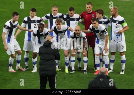 Kiev, Ucraina . 28 Marzo 2021. KIEV, UCRAINA - 28 MARZO 2021 - i giocatori della Finlandia si pongono per una foto di squadra prima della Coppa del mondo FIFA 2022 Qualifying Round Matchday 2 Group D game contro l'Ucraina alla NSC Olimpiyskiy, Kiev, capitale dell'Ucraina. Credit: Ukrinform/Alamy Live News Foto Stock