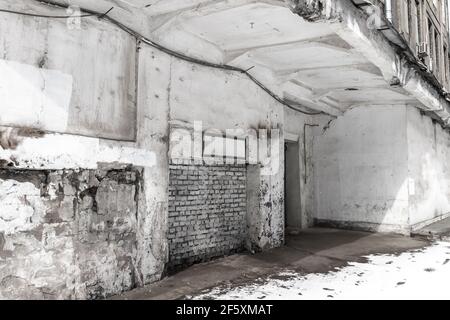 Astratto sfondo bianco grugnoso interno, muro di mattoni e una porta Foto Stock