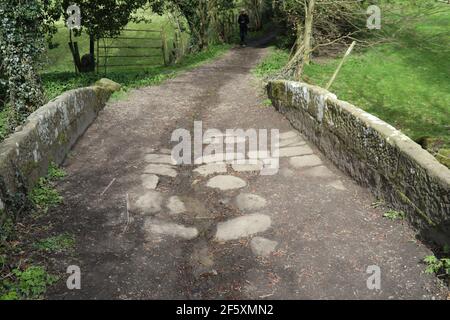 Storico ponte a cavallo sul fiume Amber nel Derbyshire Villaggio di Ashover Foto Stock