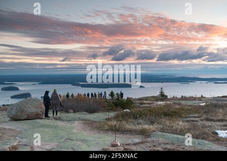 Gli spettatori si riuniscono sulla montagna Cadillac nel Parco Nazionale di Acadia a. Osserva il sole che sorge sulla penisola di Schoudic L'Oriente Foto Stock