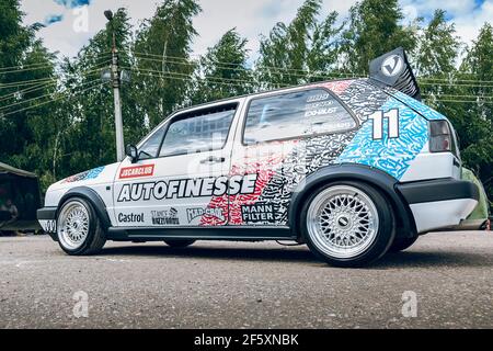 Mosca, Russia - 06 luglio 2019: Volkswagen Golf 2 bianco potentemente sintonizzato per le corse con una gabbia a rulli, uno spoiler aerodinamico, una vettura sottovalutata con ruote BBS personalizzate. Rally Foto Stock