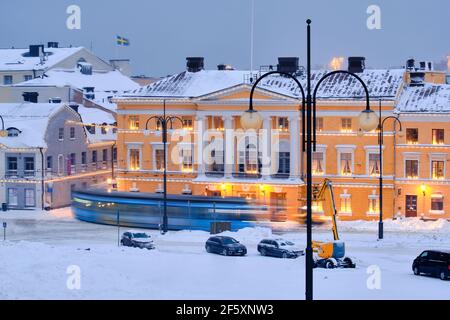 Helsinki, Finlandia - 13 gennaio 2021: Il tram si muove sulla piazza del Senato durante la forte tempesta di neve. Foto Stock