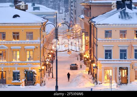 Helsinki, Finlandia - 13 gennaio 2021: Via Sofiankatu decorata per Natale. Una delle belle strade di Natale nel centro di Helsinki. Foto Stock