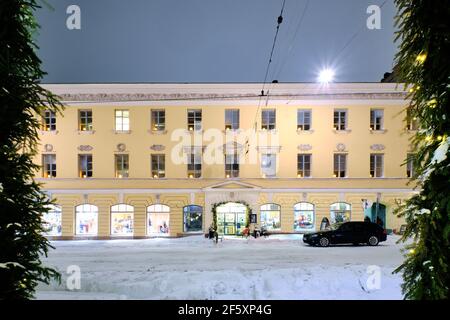 Helsinki, Finlandia - 13 gennaio 2021: L'edificio storico decorato per Natale nel centro di Helsinki. Foto Stock