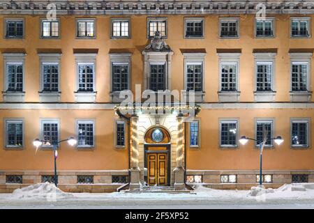 Helsinki, Finlandia - 13 gennaio 2021: Ambasciata di Svezia nella notte d'inverno con decorazione di Natale. La splendida architettura classica europea. Foto Stock