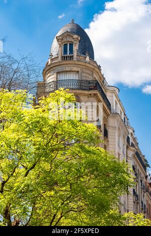 Parigi, facciate tipiche, bellissimo edificio a Montmartre Foto Stock