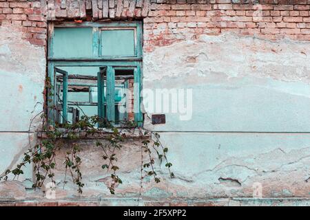 Vecchio muro di pietra ruvido con finestra rotta. Sfondo, trama, motivo Foto Stock