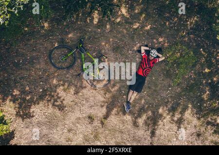 biker che posa sull'erba Foto Stock