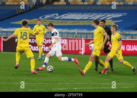 Kiev, Ucraina . 28 Marzo 2021. KIEV, UCRAINA - 28 MARZO 2021 - il centrocampista Robin Lod (2° L) della Finlandia controlla la palla durante la Coppa del mondo FIFA 2022 Qualifying Round Matchday 2 gioco di gruppo D contro l'Ucraina presso la NSC Olimpiyskiy, Kiev, capitale dell'Ucraina. Credit: Ukrinform/Alamy Live News Foto Stock