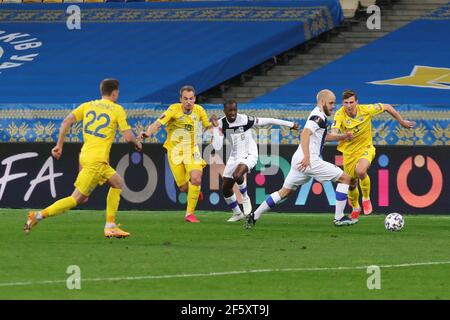 Kiev, Ucraina . 28 Marzo 2021. KIEV, UCRAINA - 28 MARZO 2021 - i giocatori di Ucraina (divisa gialla) e Finlandia (divisa bianca) sono visti in azione durante la Coppa del mondo FIFA 2022 Qualifying Round Matchday 2 Group D game alla NSC Olimpiyskiy, Kiev, capitale dell'Ucraina. Credit: Ukrinform/Alamy Live News Foto Stock