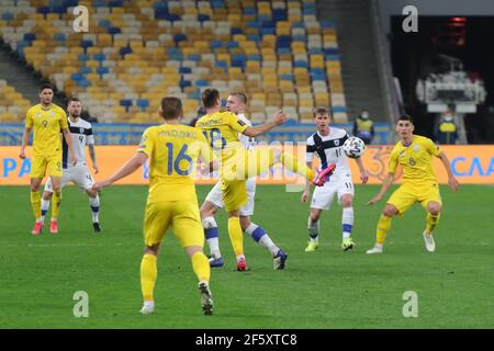 Kiev, Ucraina . 28 Marzo 2021. KIEV, UCRAINA - 28 MARZO 2021 - i giocatori di Ucraina (divisa gialla) e Finlandia (divisa bianca) sono visti in azione durante la Coppa del mondo FIFA 2022 Qualifying Round Matchday 2 Group D game alla NSC Olimpiyskiy, Kiev, capitale dell'Ucraina. Credit: Ukrinform/Alamy Live News Foto Stock