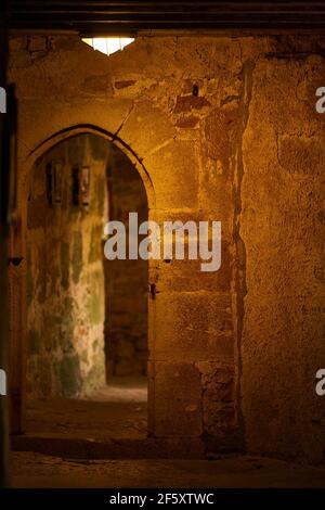 All'interno dell'intramontabile muro medievale lungo tre chilometri che protegge Rothenburg. Foto Stock