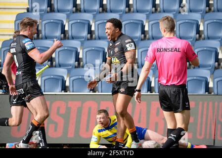 Jordan Turner di Castleford Tigers celebra la sua prova con Michael Shenton di Castleford Tigers durante la partita di Betfred Super League Castleford Tiger Foto Stock