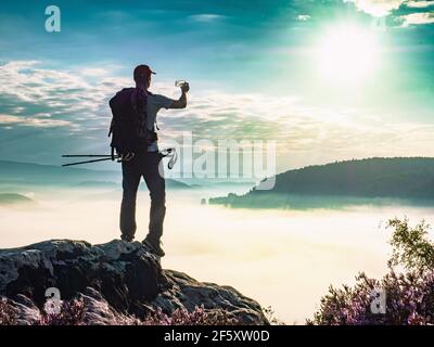 Prospettiva personale di uomo turistico fotografando. Fotografare con lo smartphone in mano. Concetto di viaggio. Foto Stock
