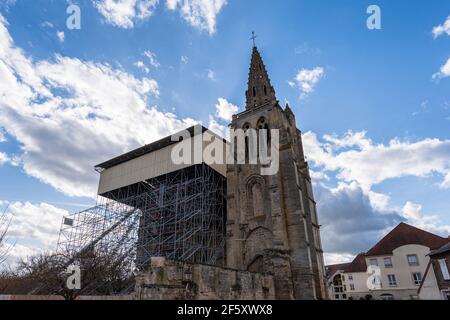 La chiesa collegiata di San Tommaso di Canterbury dal 12 ° secolo, in attesa di restauro dopo un crollo parziale della sua volta nel giugno 2019. Foto Stock