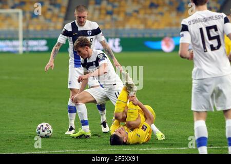 Kiev, Ucraina . 28 Marzo 2021. KIEV, UCRAINA - 28 MARZO 2021 - i giocatori di Ucraina (divisa gialla) e Finlandia (divisa bianca) sono visti in azione durante la Coppa del mondo FIFA 2022 Qualifying Round Matchday 2 Group D game alla NSC Olimpiyskiy, Kiev, capitale dell'Ucraina. Credit: Ukrinform/Alamy Live News Foto Stock