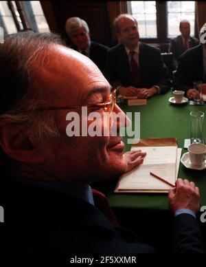 Michael Howard nella stanza dell'armadio ombra con William Hague Il leader del Partito conservatore e di altri gabinetto ombra elementi per una fotocellula per il nuovo shadow cabinet Foto Stock