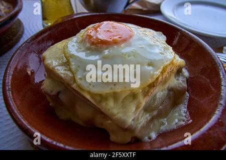 Francesinha è un piatto tipico della regione di Porto in Portogallo. Foto Stock
