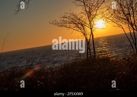 Più tardi Summer Sunset sul lago Michigan a Muskegon Michigan Foto Stock