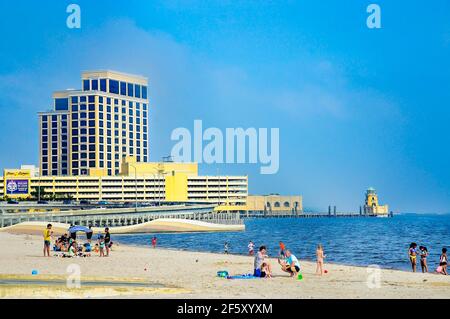 I turisti e le famiglie si rilassano sulla spiaggia di Biloxi, vicino al Beau Rivage Resort and Casino, 27 marzo 2021, a Biloxi, Mississippi. Foto Stock