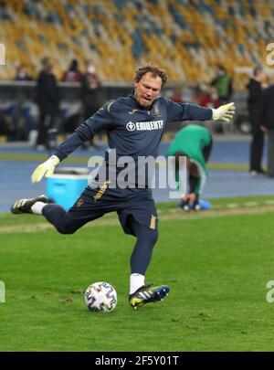 Non esclusivo: KYIV, UCRAINA - 28 MARZO 2021 - il portiere Andry Pyatov dell'Ucraina calcia la palla durante la sessione di allenamento alla NSC Olimpiyskiy Foto Stock