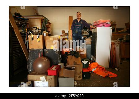 Bill Drummond (ex membro KLF e ora artista su larga scala) Nel suo magazzino/studio in Norwichphotografia di David Sandison The Independent Foto Stock