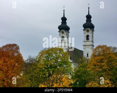 Campanili della cattedrale di Zwiefalten, Zwiefalten, sul bordo meridionale delle Alpi Sveve, Baden-Württemberg, Germania Foto Stock