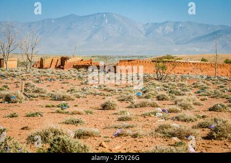 Aouli, Marocco - 10 aprile 2015. Enorme quantità di rifiuti dispersi nel deserto tra rovine abbandonate Foto Stock